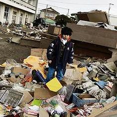 2011日本大地震，災後倖存的孩童面對殘破的環境。所幸，截至5月 27日止，重建志工早已超過33萬人次，且持續增加當中。圖片節錄自 ： Stevie Acuff相本。