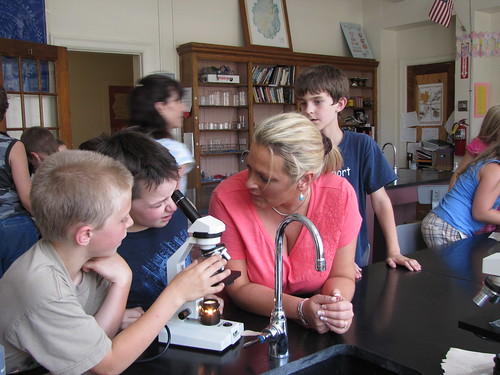 3rd grade science class using microscopes