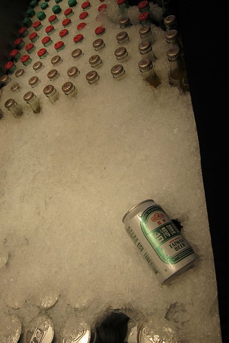 冰塊下面都是罐裝啤酒