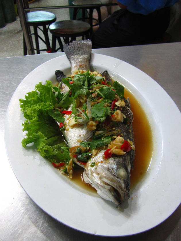Pla kahpung neung manao (steamed fish in lime sauce) ปลากะพงนึ่งมะนาว