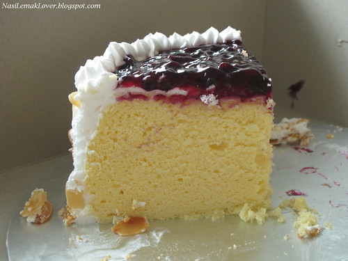 cotton cheesecake with blueberries filling