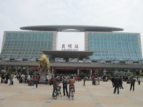 Plaza fronting main railway station_Kunming_March2010_MK