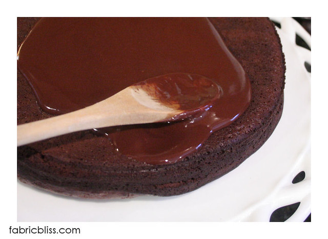 flourless chocolate cake - spread the glaze02