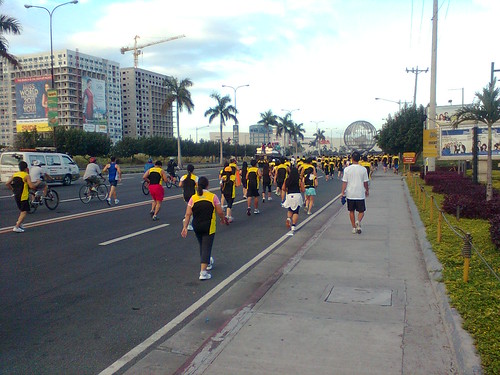 Runners (or walkers ?) on their way to the Mall of Asia Compound