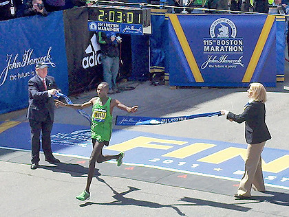 Geoffrey Mutai ganando el maratón de Boston 2011