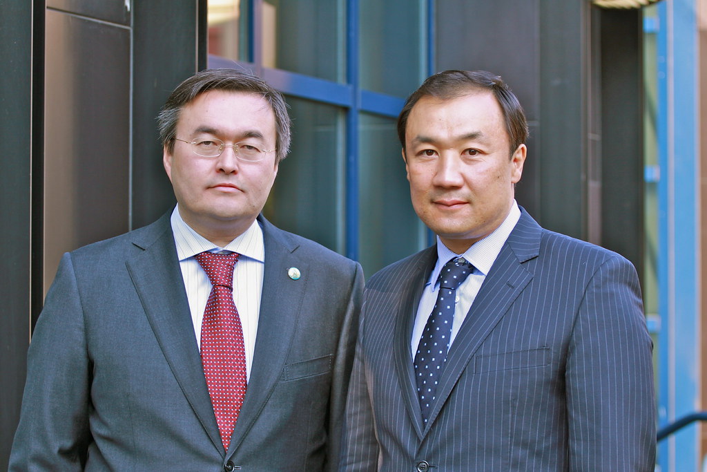 фото: Botschafter M. Tileuberdi und Director N. Sauranbayev