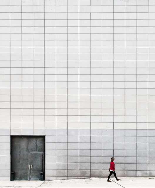 Composición en pared con puerta y chica de rojo. (Composition on wall with door and woman in red)