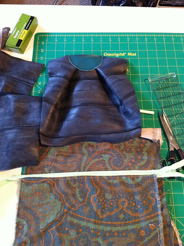 Work in progress: custom bike tube bag, femme style (the M bag)