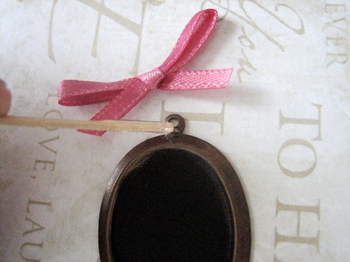 chalkboard necklace diy - attaching the bow