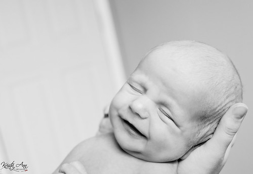 Smiling in mommies hands BW