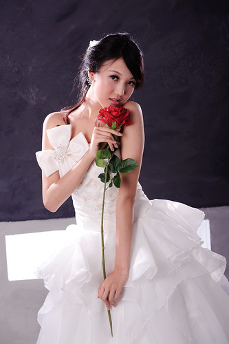 フリー写真素材|人物|女性|アジア女性|薔薇・バラ|ドレス|人と花|