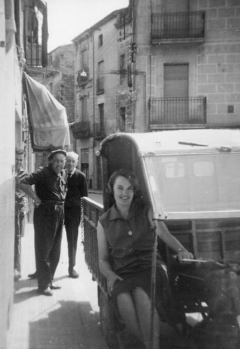 8 de juny de 1964: la Teresa asseguda en un tricicle Roa amb motor Hispano Villiers