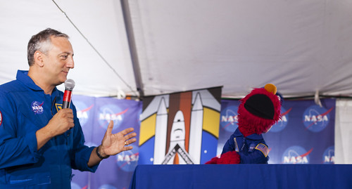 Elmo & Astronaut Mike Massimino