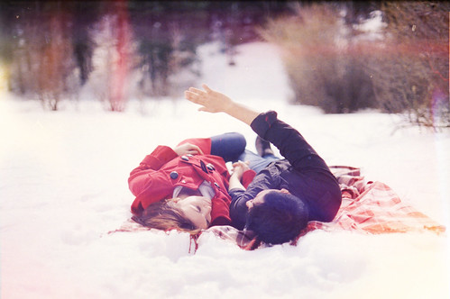  フリー写真素材, 人物, カップル・恋人・夫婦, 雪, 寝転ぶ,  
