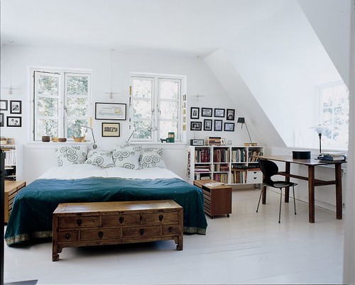 Morten Langebaek / Marianne Tuxen / Nathalie Krag via Italian Marie Claire Maison {eclectic white scandinavian modern bedroom} by recent settlers