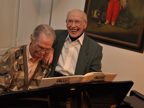 Richard Dorr, 84 anos, e John Mace, 91 anos. Casal gay junto há 61 anos espera nova lei de Nova York para se casar