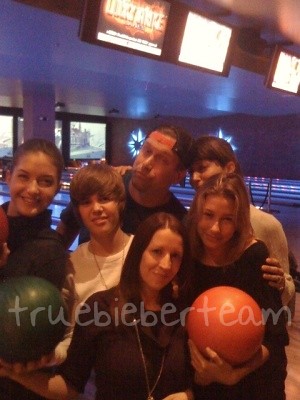 Justin_Bieber_bowling (1)