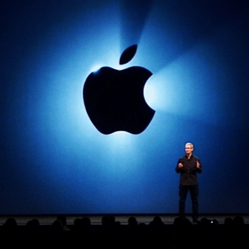 Hoy en vivo lanzamiento del nuevo iPhone. Sigue el evento ingresando a http://go.compudemano.com/en-vivo #cadadiamejor #iphone5s #iphone5c #mavericks #apple #iphone #keynote