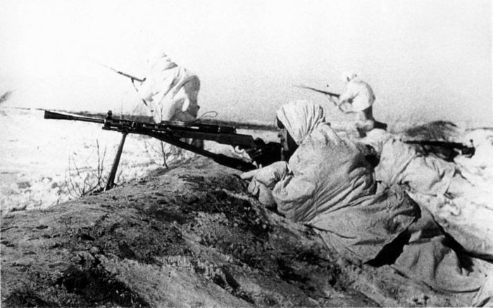 фото: Пулеметчик прикрывает наступление советской пехоты под Тулой