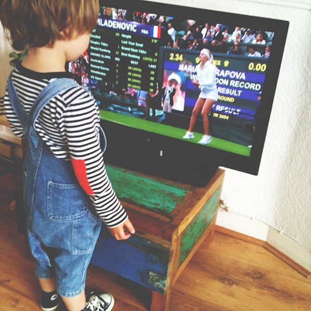 When Fed was on he wasnt bothered now hes glued to the telly! #wimbledon