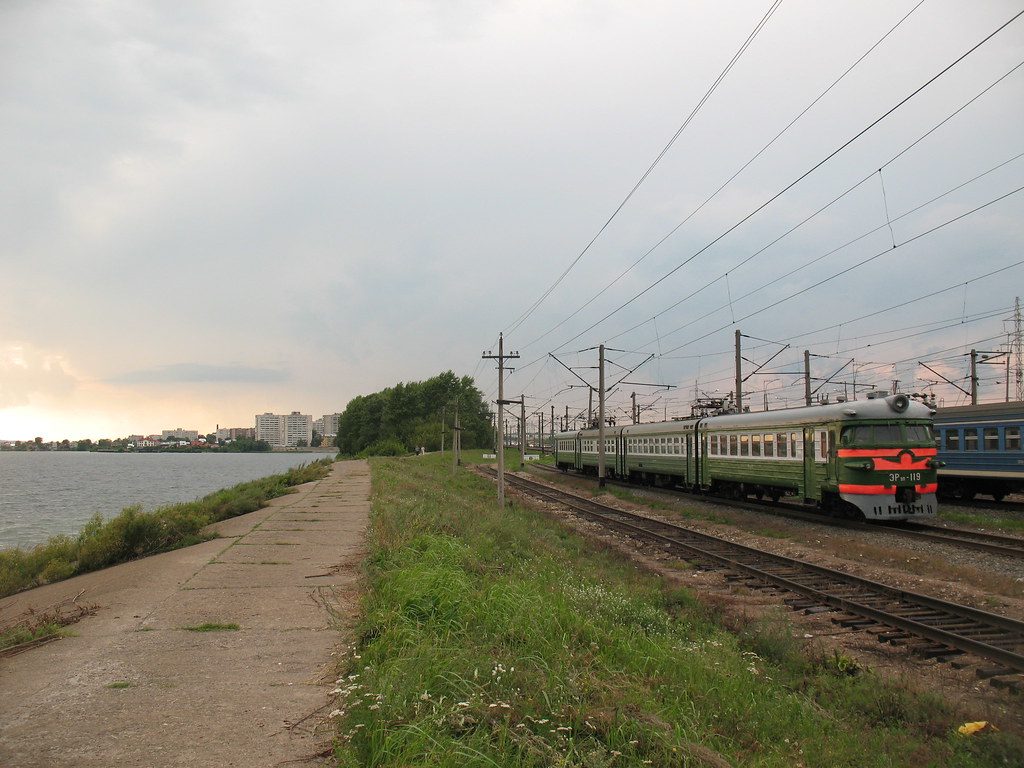 фото: RZD ER9P-119 EMU Kazan and Volga river