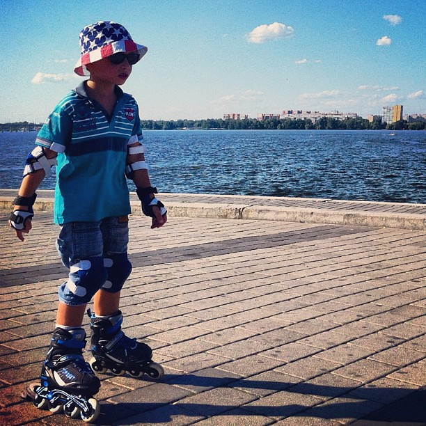 Roller boy in style. #roller #blades #rollerblades #boy #kid #child #style #instyle #american #us #usa #hat #river #embankment #quay #dnipro #dnepr #skating #summer #eyeglasses #street #life #social #moment #streetlife #streetphoto #streetphotography #doc