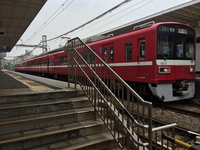 鈴木町の駅はホームから階段を降りて改札が...