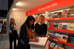 Sandra Cisneros firmando el libro de visitas d...