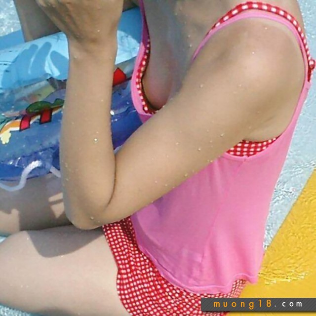 Chụp lén tại bể bơi gái cực xinh, da trắng ngực bự chup len 