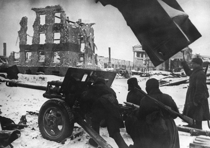 фото: Советские артиллеристы во время одного из уличных боев в Сталинграде.