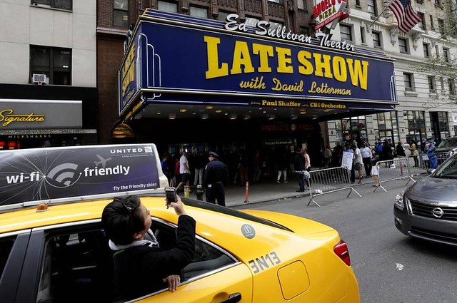 Una mujer toma una fotografía del teatro Ed Sullivan antes del episodio final del Late Show with DAVID LETTERMAN. (EFE)