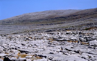 de Burren, een kaal karstplateau, Ierland 2004