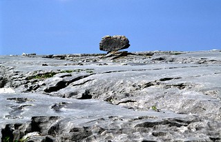 de Burren, een kaal karstplateau met zwerfstenen, Ierland 2004