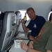 403 Marvin laatste biertje in het vliegtuig