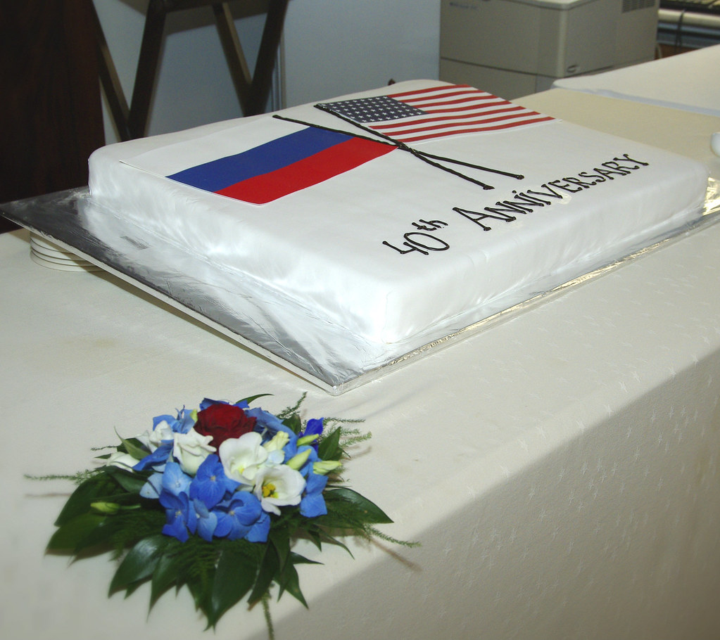 фото: Праздничный торт в честь 40-летия Консульства