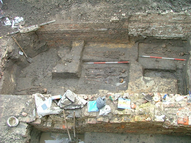 Skeletten van monniken die onder de pandgang van de abdij waren bijgezet (foto J. Decorte)