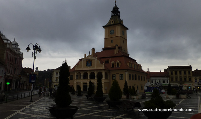Antiguo ayuntamiento de Brasov en la plaza Esfatului