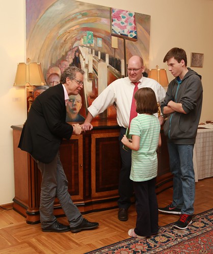 Ridley Pearson talking to young fans ©  U.S. Consulate General St. Petersburg
