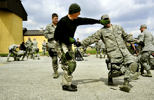軍隊がトレーニングしている写真