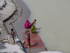 Baignade dans le Gange <a style="margin-left:10px; font-size:0.8em;" href="http://www.flickr.com/photos/83080376@N03/14996746276/" target="_blank">@flickr</a>