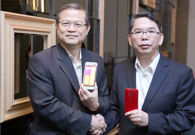 照片圖說：中華電信行動通信分公司總經理林國豐（右）偕HTC北亞區總經理董俊良（左）今（1）日共同連袂宣佈，繼中華電信與HTC連續三年攜手共掀蝴蝶熱潮，萬眾期待的HTC Butterfly