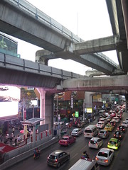 Siam : métro aérien, embouteillages et centres commerciaux démesurés <a style="margin-left:10px; font-size:0.8em;" href="http://www.flickr.com/photos/83080376@N03/15462515388/" target="_blank">@flickr</a>