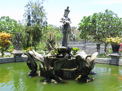 Water palace d'Ujung <a style="margin-left:10px; font-size:0.8em;" href="http://www.flickr.com/photos/83080376@N03/15551946991/" target="_blank">@flickr</a>