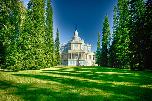 Katalnaya Gorka (Toboggan Hill) Pavilion in Lomonosov (Oranienbaum) Park ©  Andrey Korchagin