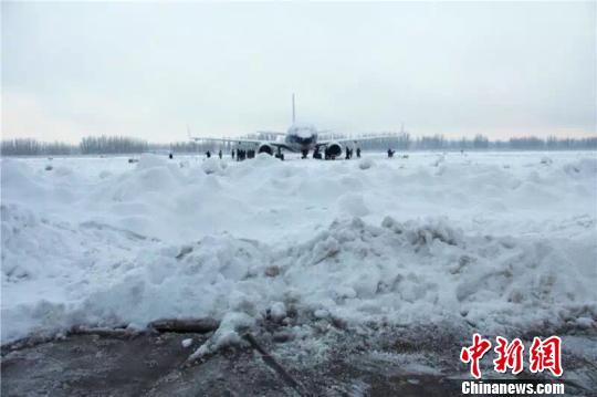 新疆南部迎来罕见大雪 阿克苏机场关闭航班延误