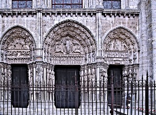 IMG_3614A Chartres Portail Royal  (ouest)  milieu du 12è siècle.  de g à d :  Portail de l'Assomption, portail de la Glorification de Jésus, portail de la Vierge