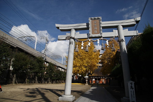 駅前の神社風景