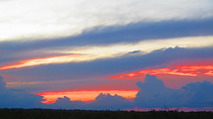 coucher de soleil dans la pampa <a style="margin-left:10px; font-size:0.8em;" href="http://www.flickr.com/photos/83080376@N03/20325981343/" target="_blank">@flickr</a>