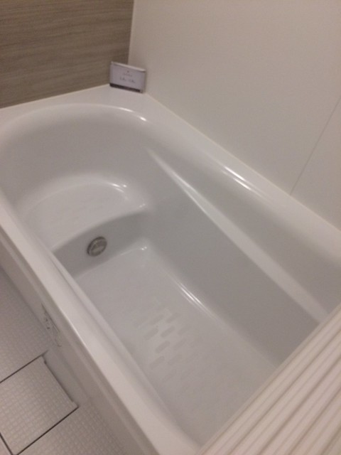 お風呂です。浴槽が足を伸ばせない形なので...