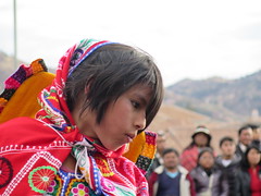 Défilé d'enfants à Cusco <a style="margin-left:10px; font-size:0.8em;" href="http://www.flickr.com/photos/83080376@N03/20760159750/" target="_blank">@flickr</a>